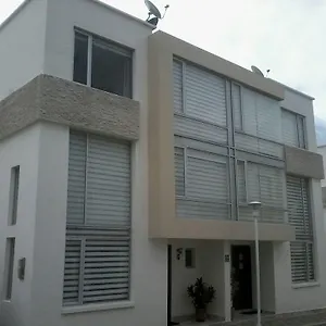 Near Airport And 基多
